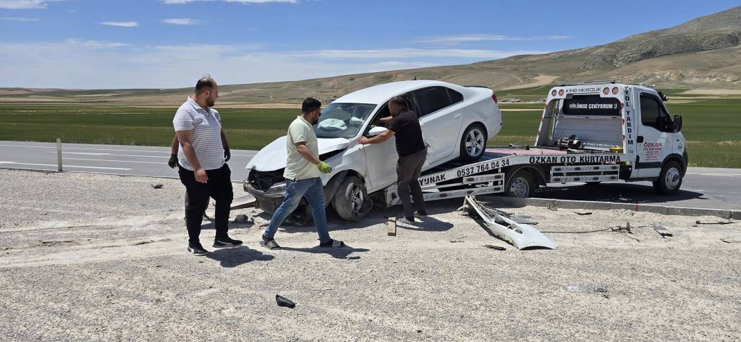 Konya’da kaza! Kavşakta çarpışan araçlar bu hale geldi 3